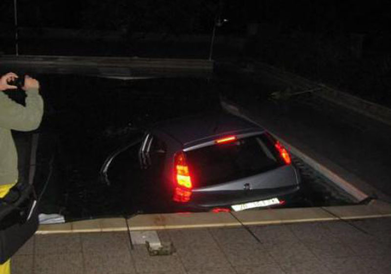 Funny Accident - Car in the Pool