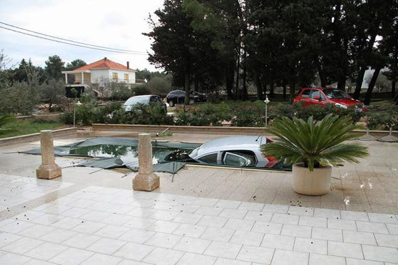 Funny Accident - Car in the Pool