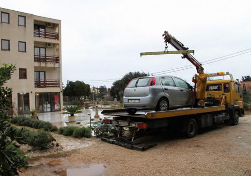 Funny Accident - Car in the Pool